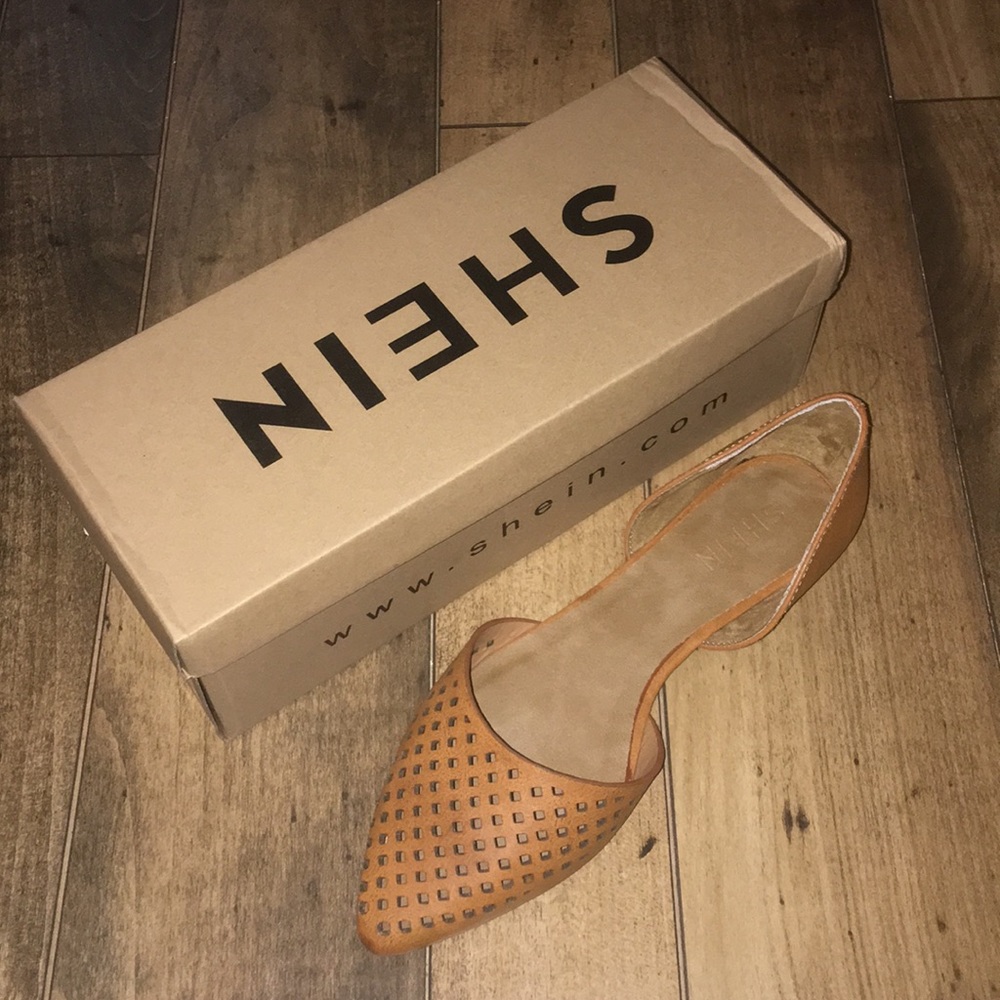 Tan pointed toe flats